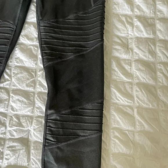 Athleta inclination motto gunmetal leggings - Picture 4 of 9